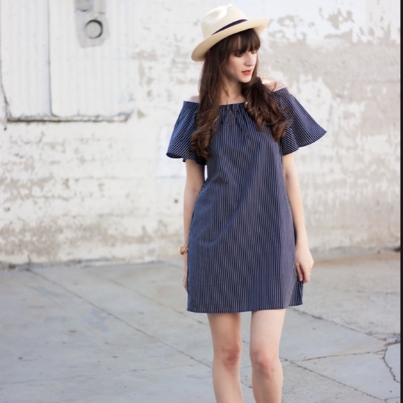 Banana Republic Dresses & Skirts - NWOT Banana Republic Off the Shoulder Dress